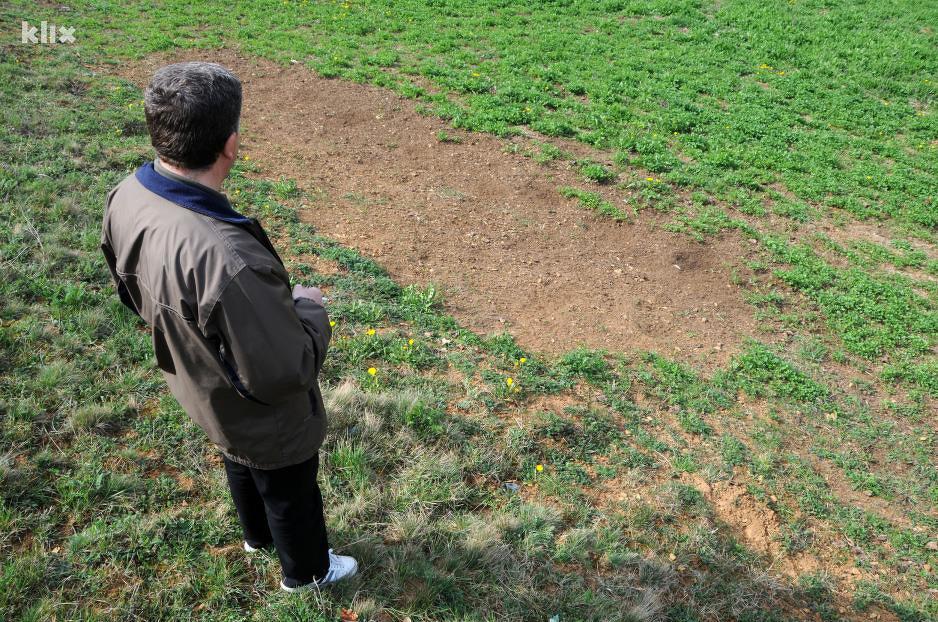 U jednom dijelu njive Balihodžića trava ne raste već 22 godine × Foto: Nedim Grabovica/Klix.ba