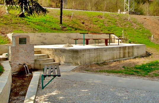 Pitka i svježa voda izvora Grabovac privlači žedne iz cijele prijedorske regije – izgrađen na inicijativu Rešidovića i Zahirovića. 