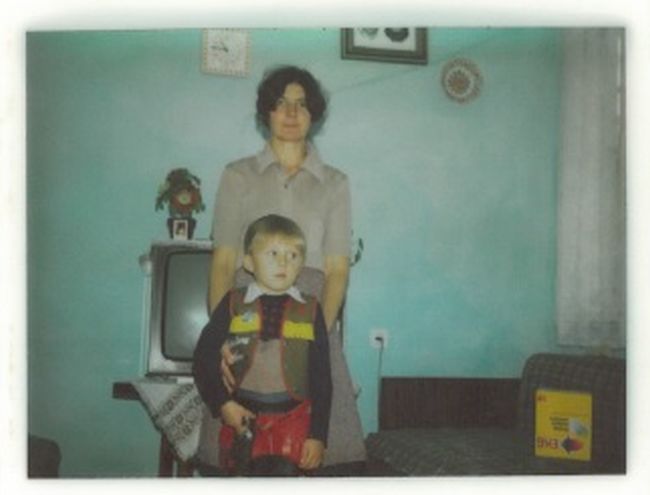 Refik s majkom pozira u kaubojskom odijelu po kojem roman i dobio ime (FOTO: Privatni album